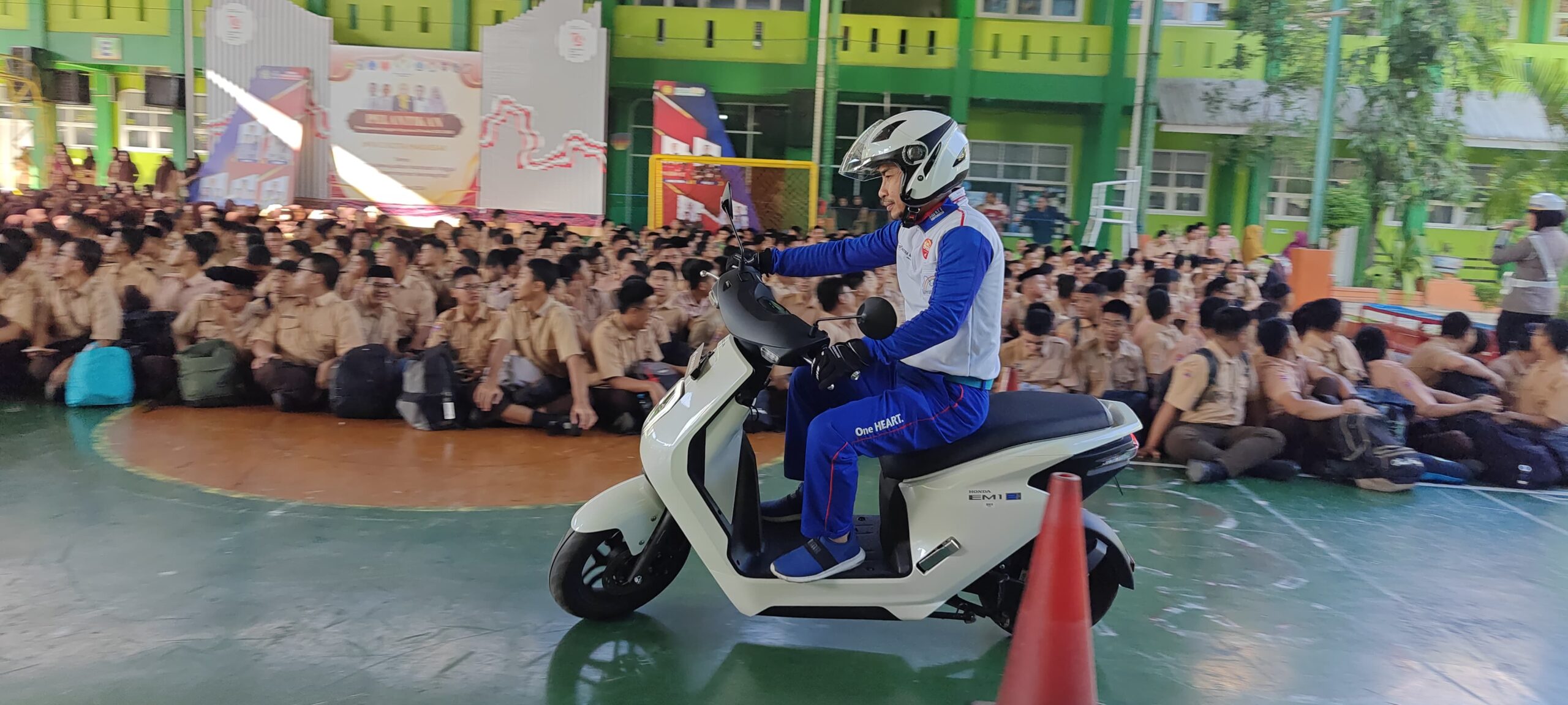 Asmo Sulsel Beri Tips Bagi Pengendara Lewati Jalan Sempit