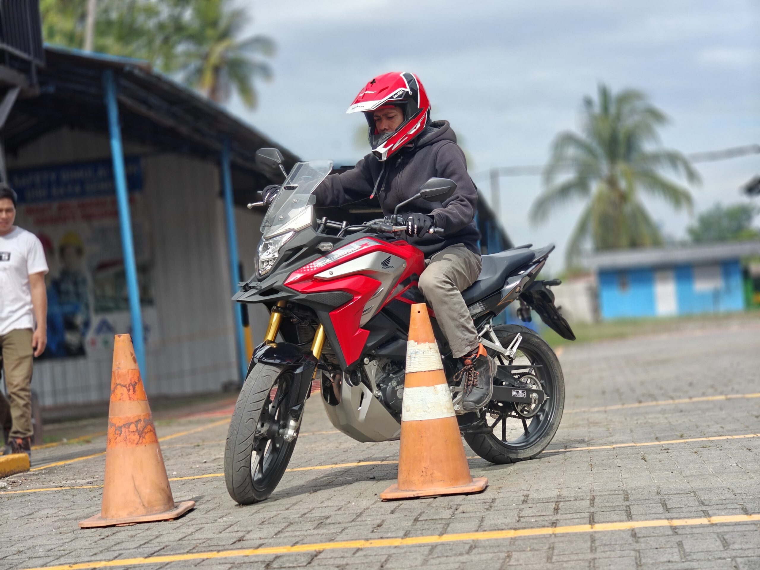 Asmo Sulsel Hadirkan Edukasi Safety Riding untuk Petani Cocoa di Luwu
