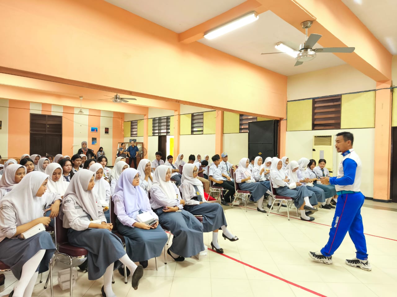 Asmo Sulsel Edukasi Keselamatan Berkendara di SMKN 8 Makassar