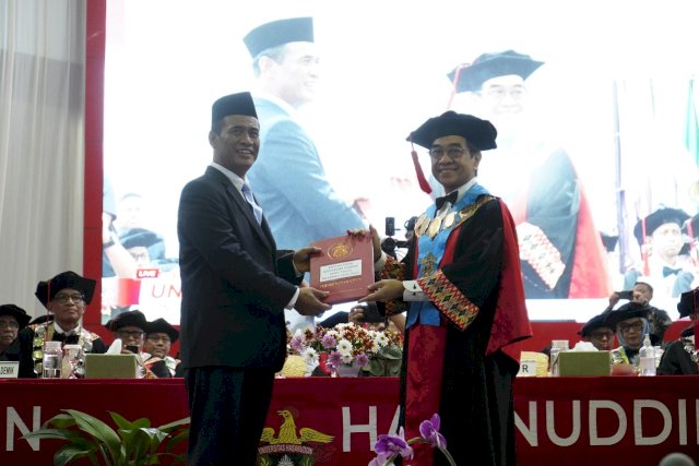 Unhas Cetak 1.612 Lulusan Baru, Rektor Serahkan Daftar Wisudawan ke Ketua IKA