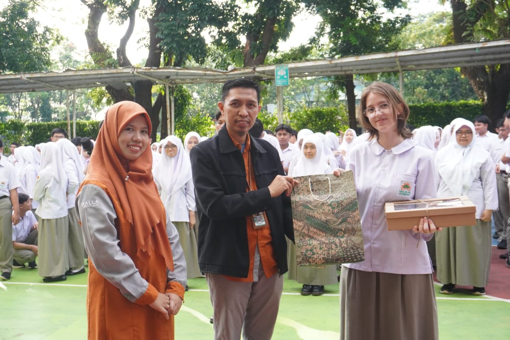 SMA Islam Athirah Bukit Baruga Lepas Siswi Pertukaran Pelajar Asal Perancis