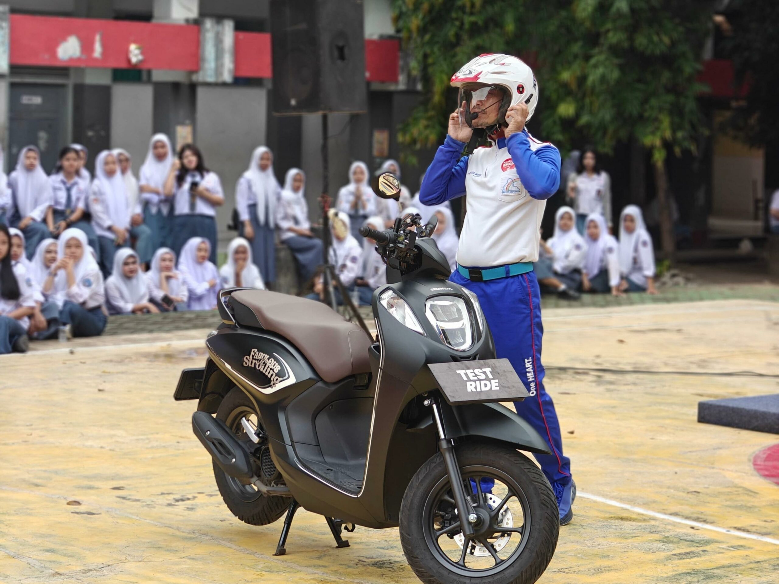 Asmo Sulsel Hadirkan Edukasi Keselamatan Berkendara di SMKN 4 Makassar