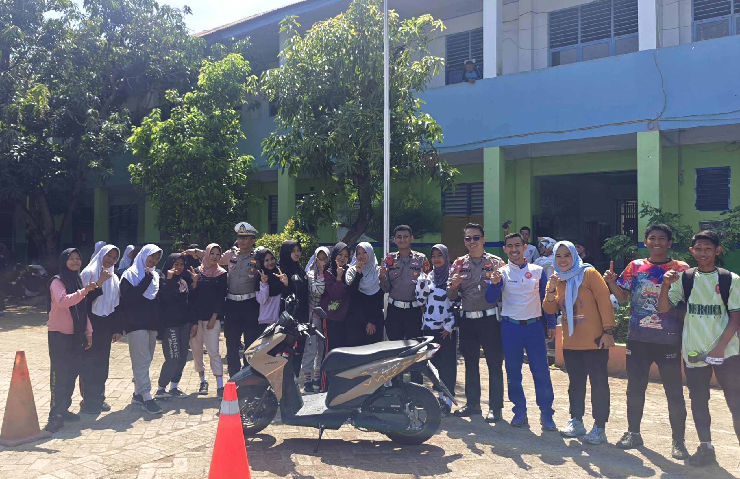 Pelajar SMPN 4 Gowa Dibekali Ilmu Safety Riding oleh Asmo Sulsel