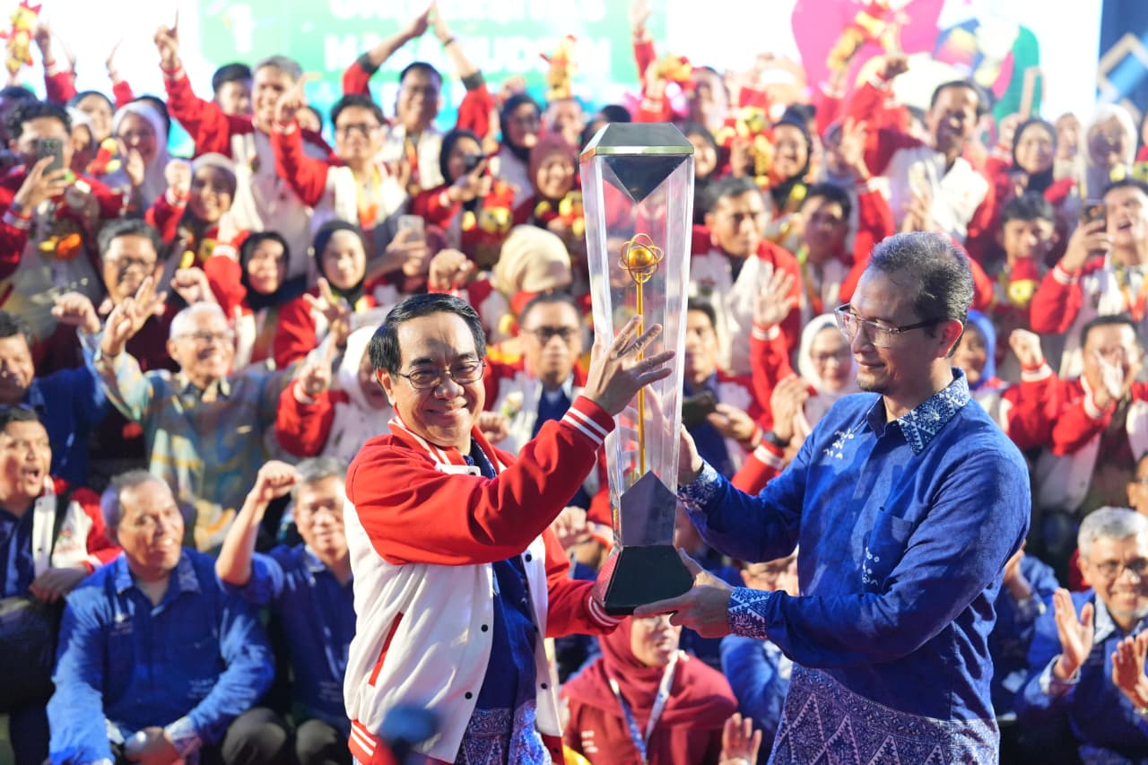 Unhas Pertahankan Piala Adhikarta Kertawidya di PIMNAS 38, Bukti Superioritas Akademik Kampus Merah